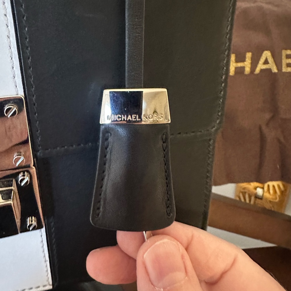 Michael Kors Genuine Leather Middleton Handbag Includes Dust Bag NWT with COA - Picture 10 of 16